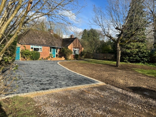 Read more about the article Peasmarsh, Guildford – Front Driveway, Tiled Pathway and Gravel Pathway
